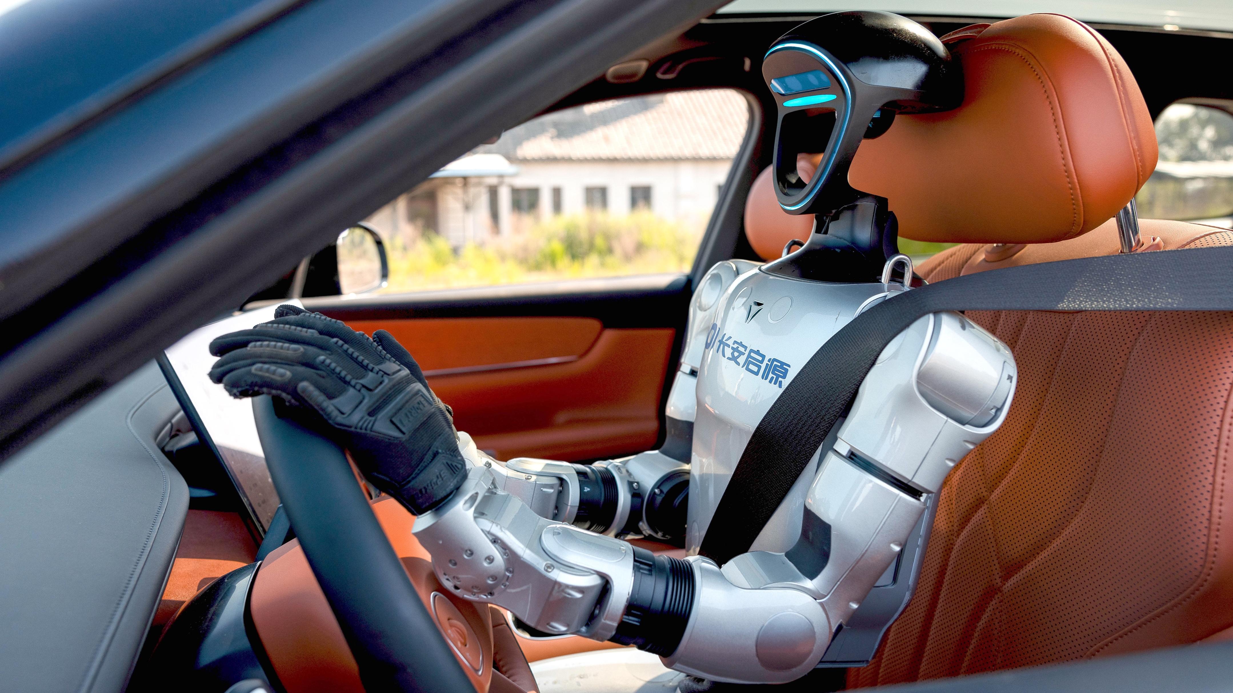 机器人驾驶长安启源Q07成功拖拽火车 蓝鲸大力士挑战不可能