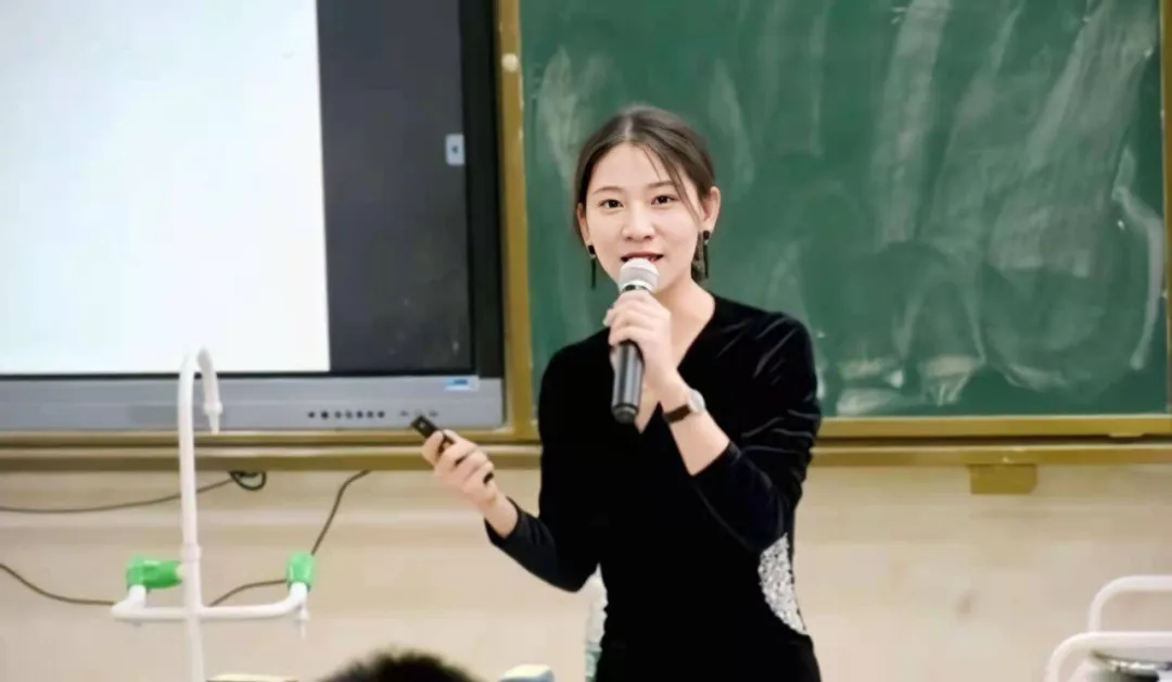 海南“最美老师”出圈，神似刘亦菲，却被家长怒骂：妖里妖气，带坏风气！