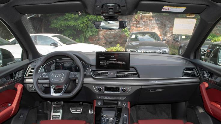 老牌豪华中型SUV，配红色涂装卡钳，前后五连杆悬架，考虑吗