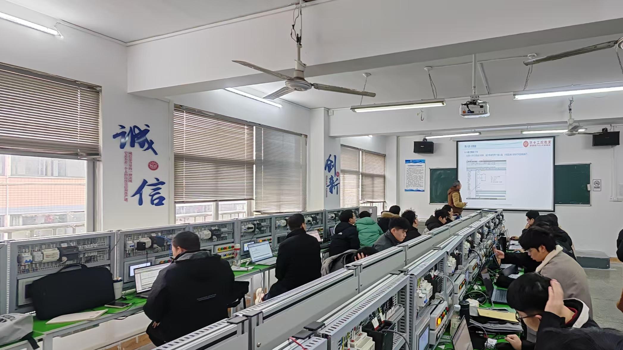 知识管理新篇：书店老板在武汉电气自动化PLC培训机构的技术蜕变