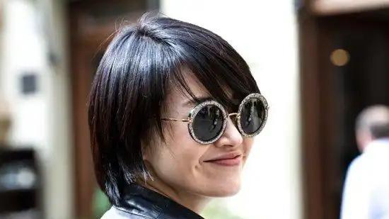 半老徐娘风韵犹存！这4位女星蜂腰翘臀、长腿美背，真是越老越妖