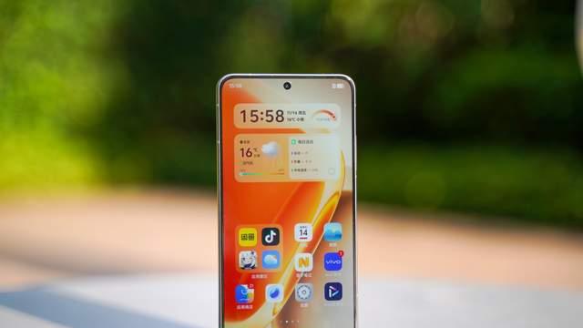 两千价位唯一2K屏还有强性能和长续航，iQOO Neo11为游戏玩家而生