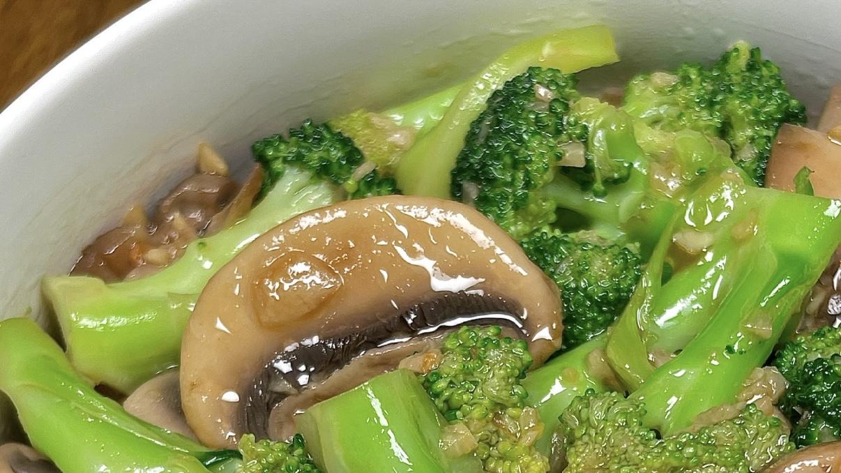 西兰花炒口蘑，西兰花清脆爽口，口磨滑嫩多汁