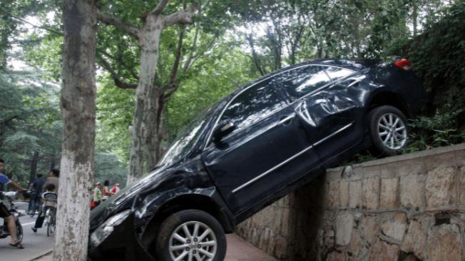 跑速行驶时刹车突然失灵，可以撞树刹车吗？