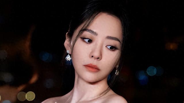 说起张靓颖，她自在2005年《超级女声》脱颖而出后，可以说她的事业还是很顺利的，唯一的遗憾是她的感情