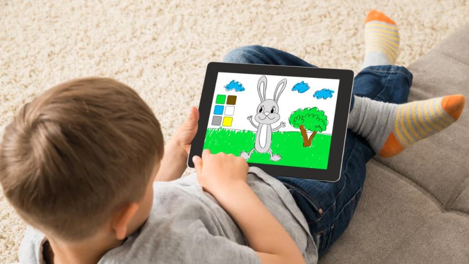 带娃总忍不住摸手机？原来我们都在经历这个隐形困境