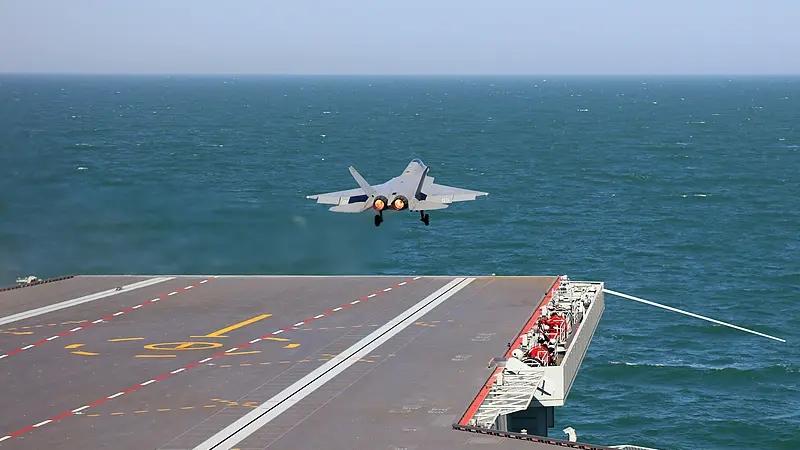 歼-35进化！中国航母“隐身尖刀”破浪，福建舰战力觉醒