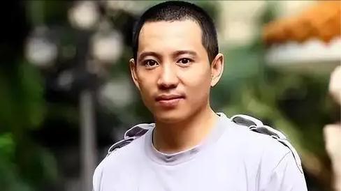 坠马脊椎粉碎性骨折，女友不离不弃生子，婚礼却成永远遗憾？