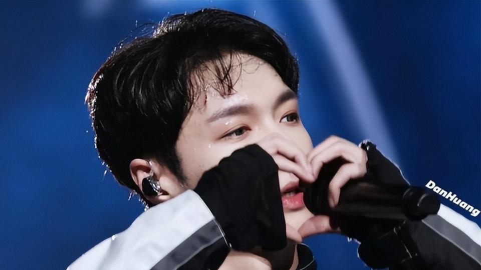 张艺兴深夜道歉！五小时前才说“不来”，撕开SM娱乐最后的遮羞布