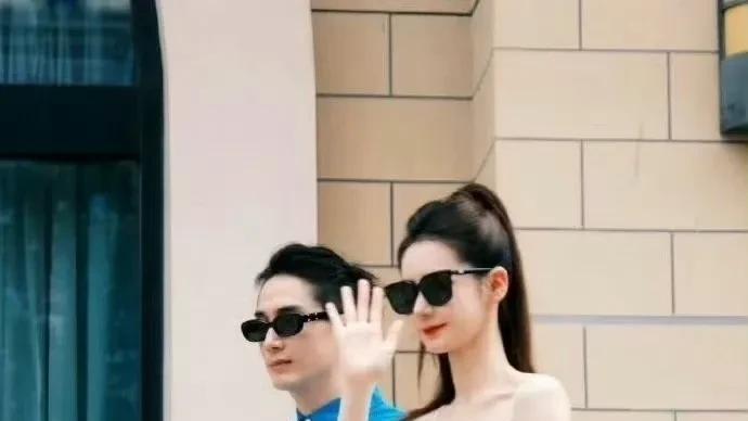 这俩人站在一起，那画面，绝了！男的帅，女的靓，不知道的还以为是哪部偶像剧的拍摄现