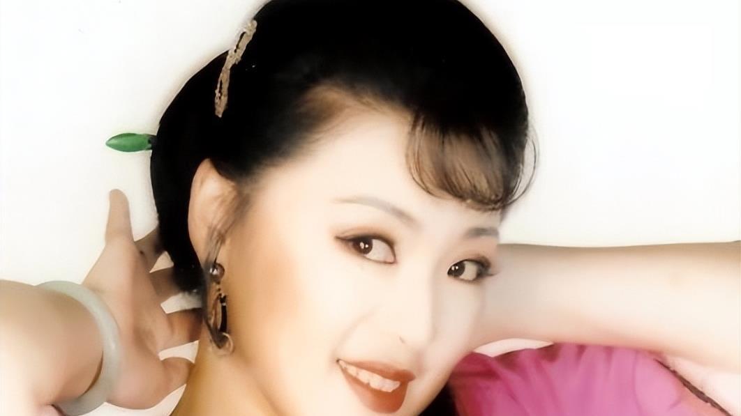 她是“二度歌后”，离婚后仍然单身，儿子与她却是“租房关系”？