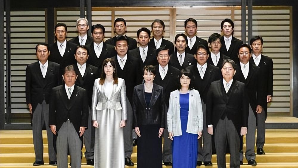 从邋遢内阁到精致干练：看女首相如何重塑日本政坛第一印象