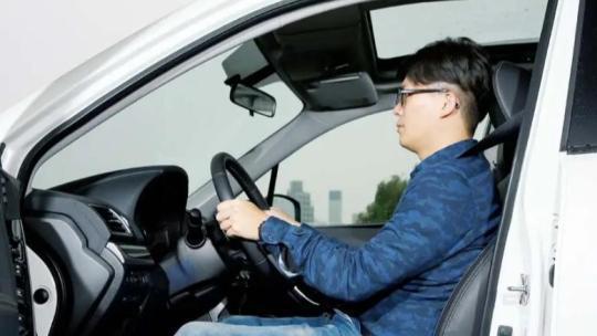 4步教你调整正确驾驶坐姿 避免驾驶疲劳