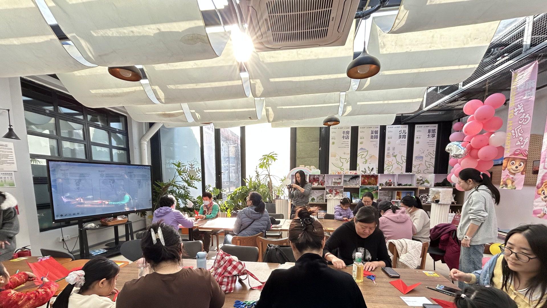 数字艺术激活传统节气，老山居民巧手“剪雪为花”