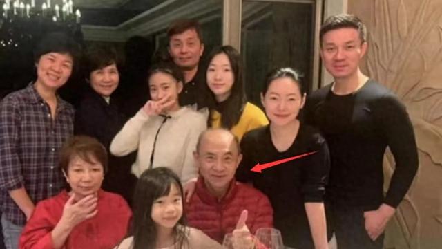 大S去世后家族首出游，小S婆婆越南度假照曝光，四肢浮肿显憔悴