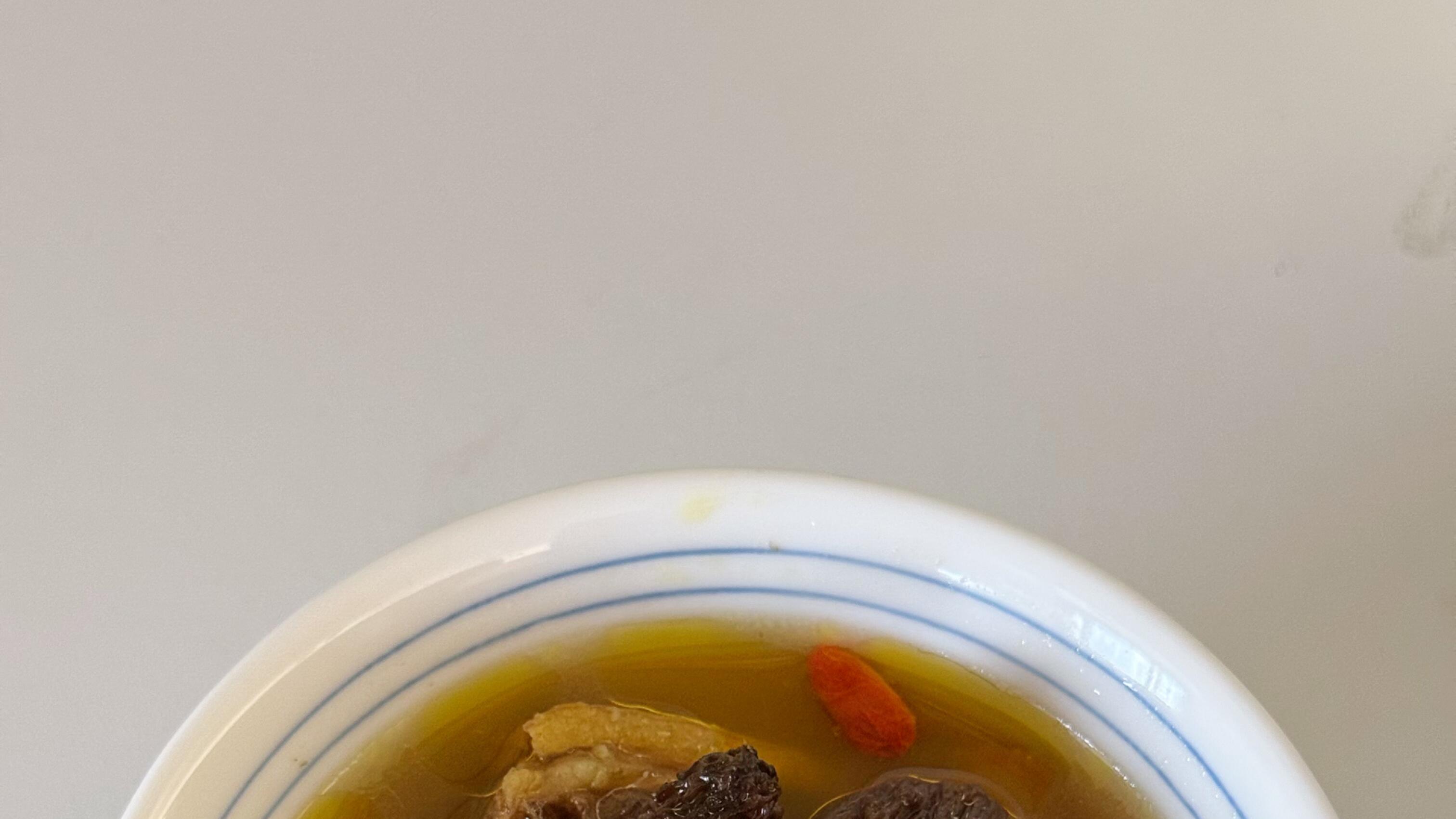 这碗鸡汤咋这么鲜？泡菌子的水才是隐藏的秘诀。