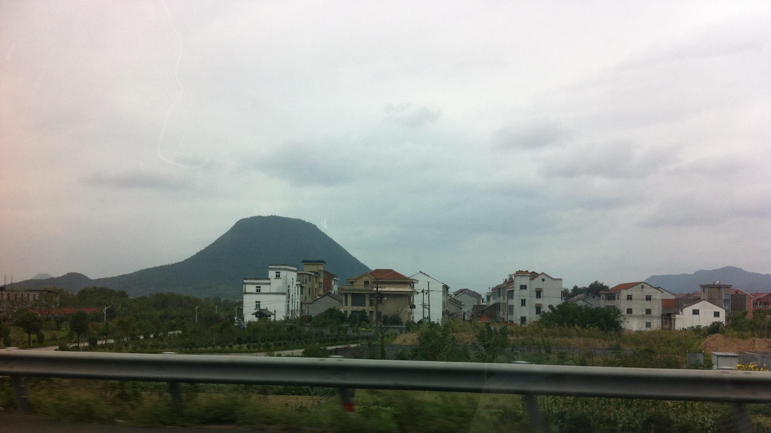 工伤既可以获得民事赔偿，还可以获得工伤赔偿，甚至是精神损害赔偿