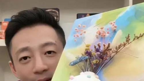 45岁汪小菲翻车：母亲节炫娇妻宠爱，双胞胎送礼物给后妈，大S百日纪念日遭网暴！