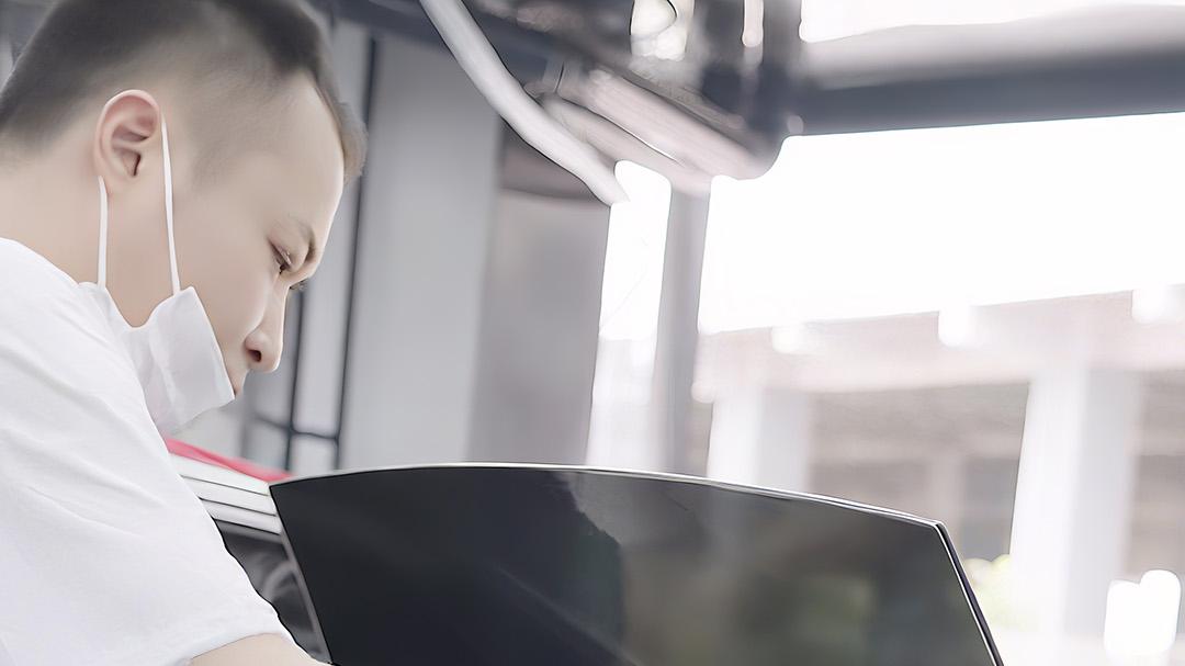 汽车窗膜选购全攻略：陶瓷膜 VS 金属膜，到底怎么选？