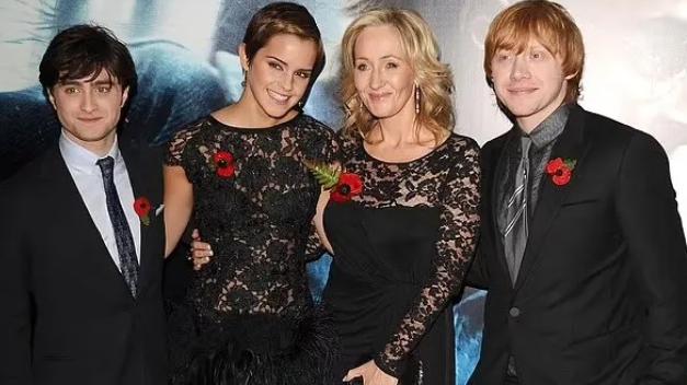 J.K.罗琳在自家11亿游艇上抽雪茄，庆祝“女性被明确”，引发争议