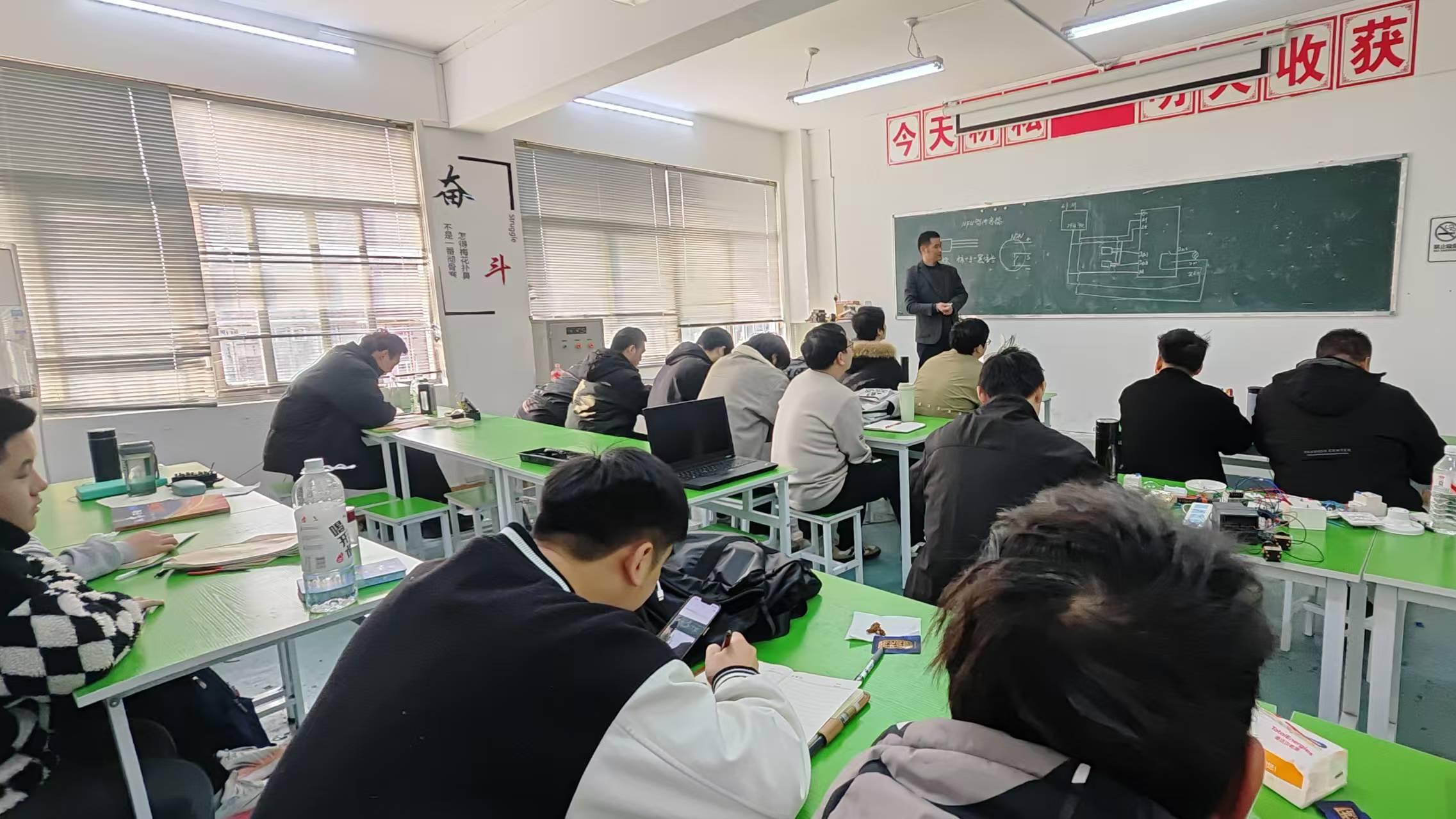 书籍到代码：图书管理员的武汉电气自动化plc培训机构数字化新生涯