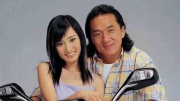 娱乐圈里有这么一件事，当年成龙选角，一众美女在他面前显得不够自然，直到杨幂出现，