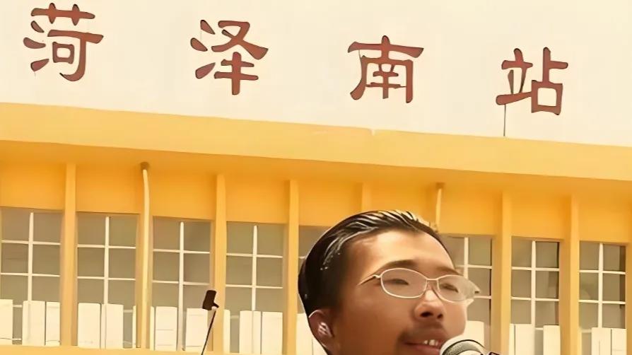 郭有才模仿大衣哥，嘴型和讲话方式挺像，但唱功完全不在一个段位