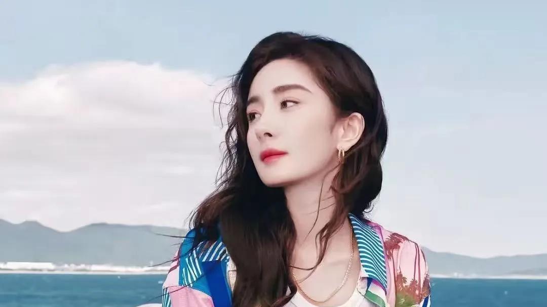 杨幂太懂“欲拒还迎”，上身保守下装清凉，轻松拿捏回头率密码