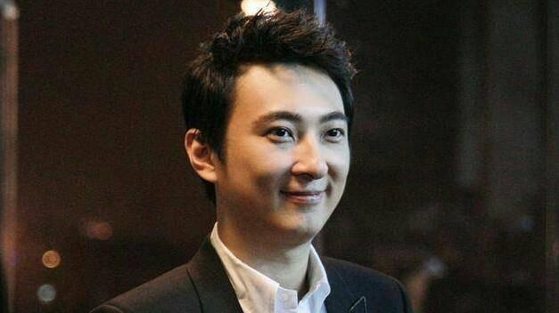 太甜！王思聪携女友坐头等舱返日本，吃大餐、泡温泉送花表白懒懒