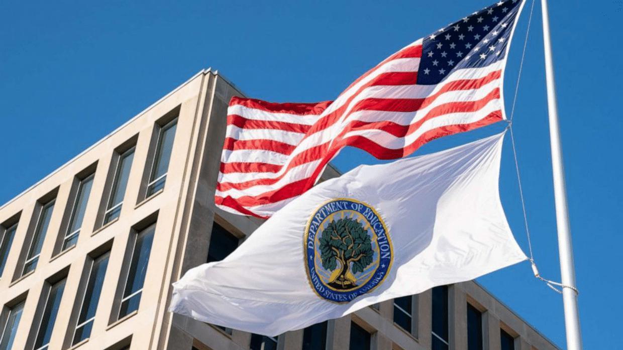 特朗普执政危机三连击，教育解体、机密外泄、对华政策反噬