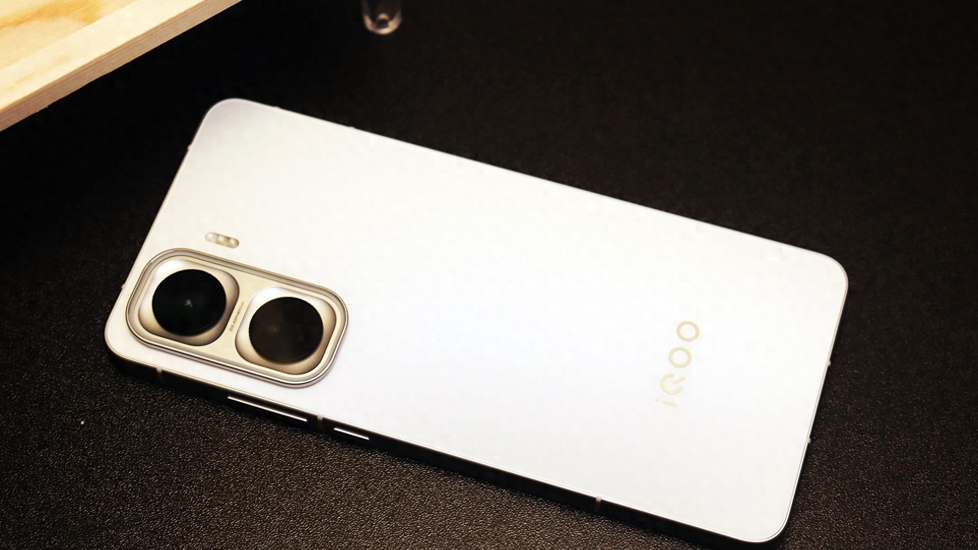 选性能机不纠结！iQOO Neo11，续航 屏幕性能全拉满