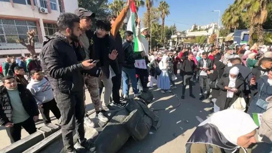 一周年现反转！朱拉尼洗白成功稳坐江山，叙利亚未垮反成中东奇迹