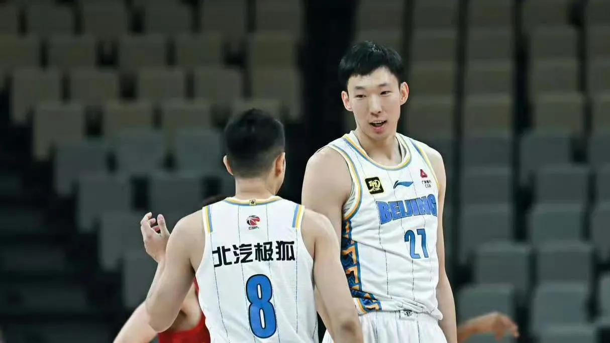 CBA薪资大缩水！顶薪砍到400万，年轻球员哭了，周琦胡明轩成赢家