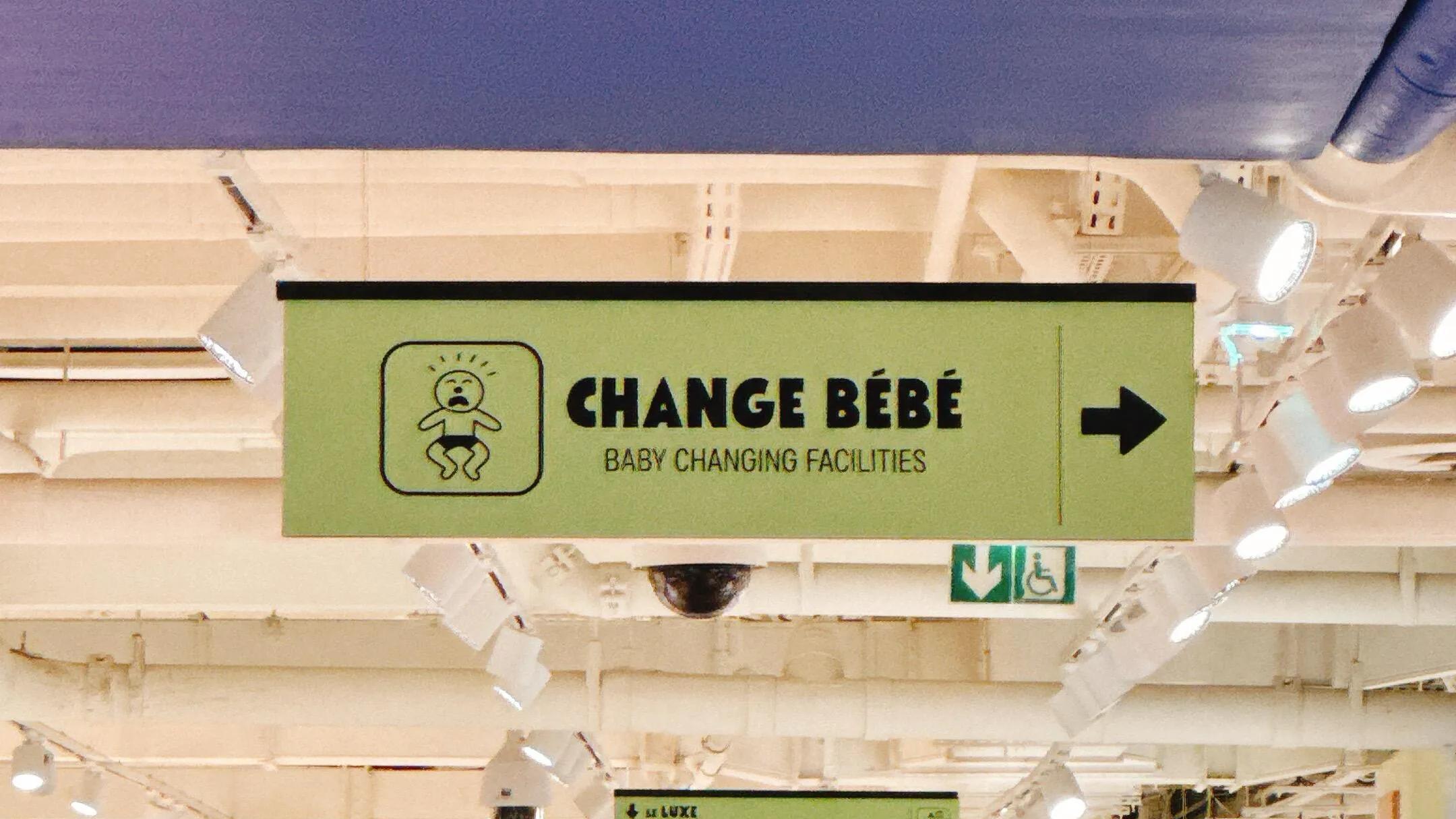 偶遇戚薇一家参观凡尔赛宫，李承铉负责带娃，3岁seven头发浓密