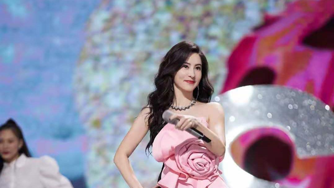 张柏芝可真敢，穿着鲜亮大秀身材，41岁的她为啥一点也不害羞？