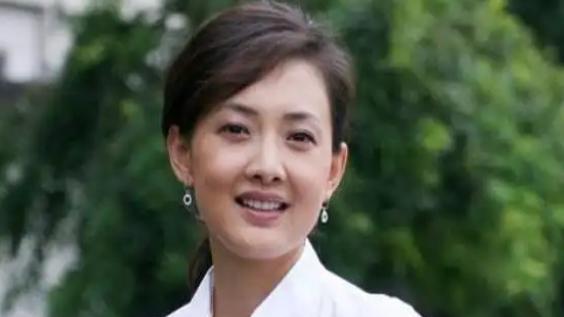 52岁牛莉单身再出发，网友齐送祝福，离婚后焕发新生