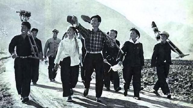 毛主席为啥要让知识青年上山下乡？直到如今，才懂伟人的深意