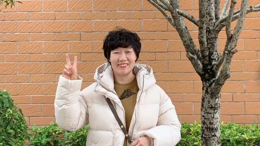 被60岁130斤的杭州阿姨惊艳！羽绒服收腰、裤不紧身，美得好优雅