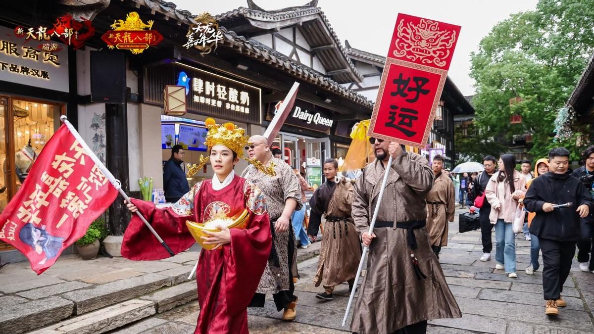 天龙嘉年华惊现“活”萧峰，秒变粉丝见面会