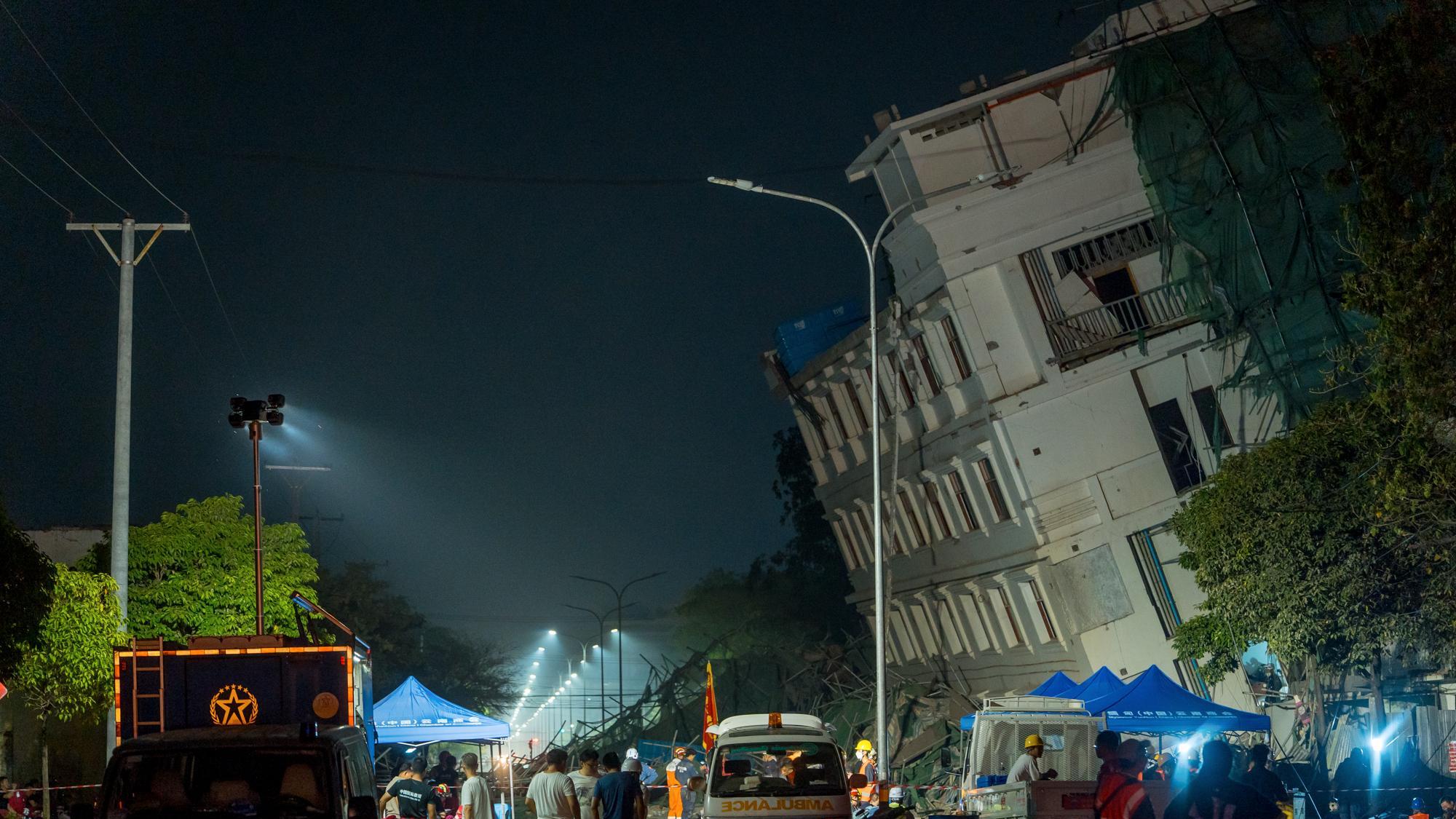 缅甸曼德勒18岁装修工被困倾斜公寓，中国救援队30小时持续搜救，六次敲击管道回应！