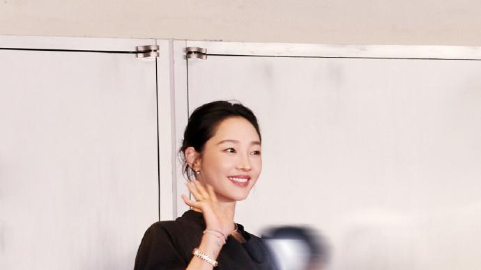 白百何太会穿了！41岁看上去像24岁，搭配日常有气质，很值得借鉴