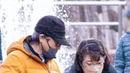 三浦友和夫妇最新合照，64岁山口百惠真实状态曝光，二人恩爱如昔