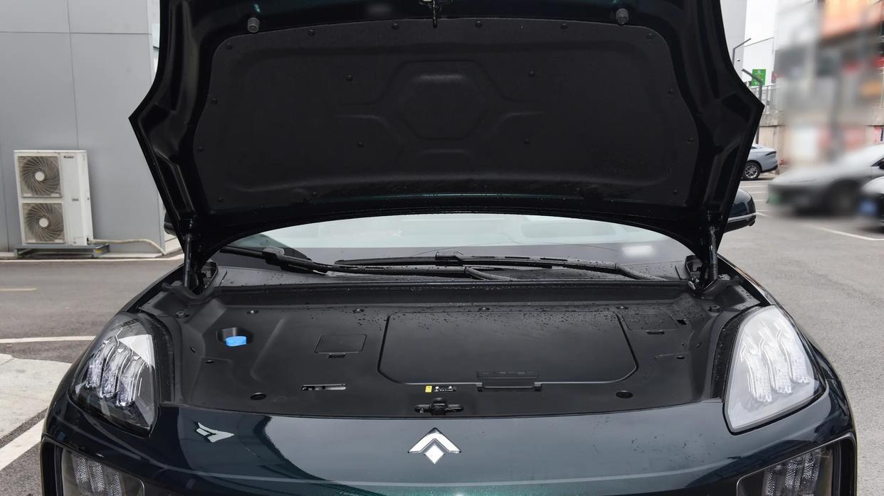 长超5米1，标配魔毯空悬，4.5秒破百+750km续航，起步才26.98万