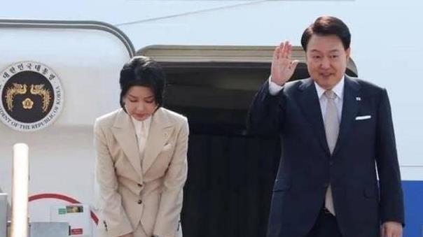 韩总统遭逮捕，双方对峙5小时，发生肢体冲突，现场画面曝光