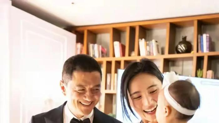 5年扛过4.6亿债务，却输给沙发上那个永远等不来的身影：李亚鹏离婚真相曝光！