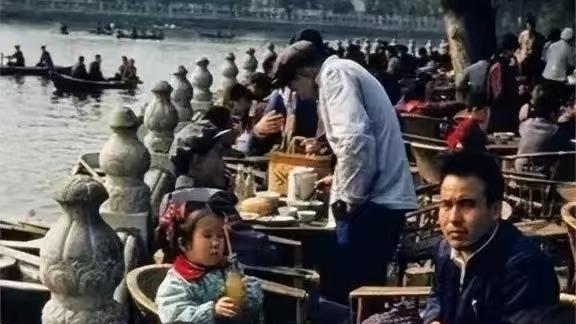 那年坐火车南下邂逅的陌生女子，介绍我进厂上班，一年后我娶了她