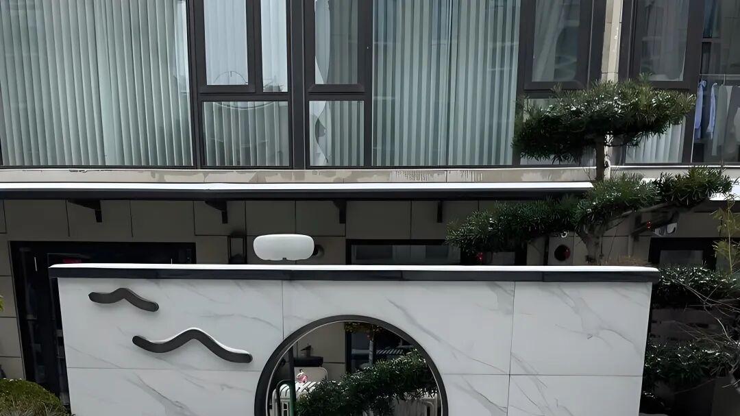 七律·雪飞小圃趣