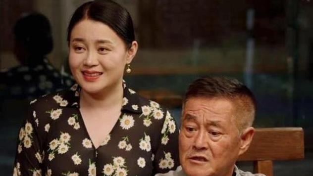 关婷娜靠赵本山成名，面对流言不惧，42岁依旧光彩夺目