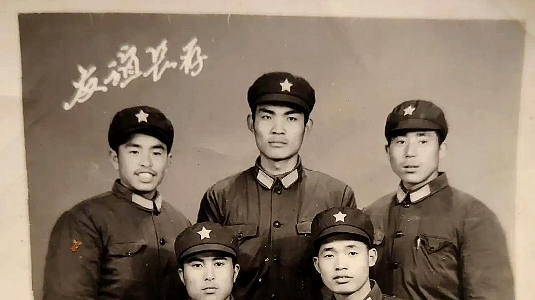 1989年，我把探亲假让给了新兵小王，三个月后他父亲来部队，见到我就下跪