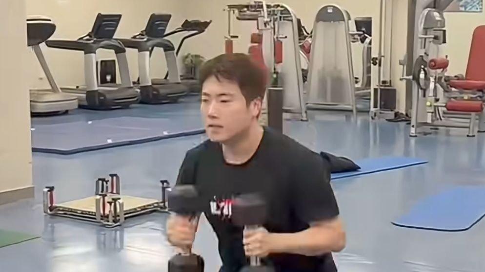 孙颖莎喜获诸葛亮盲盒，笑容灿烂与球迷互动